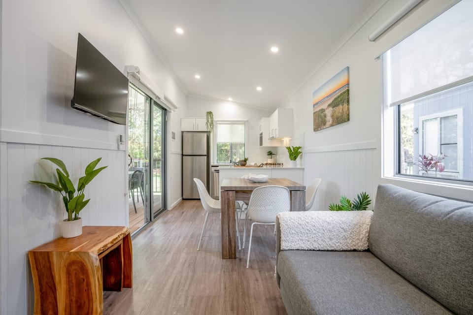 TV and multimedia, Kitchen or kitchenette, Living room, Photo of the whole room, Dining area