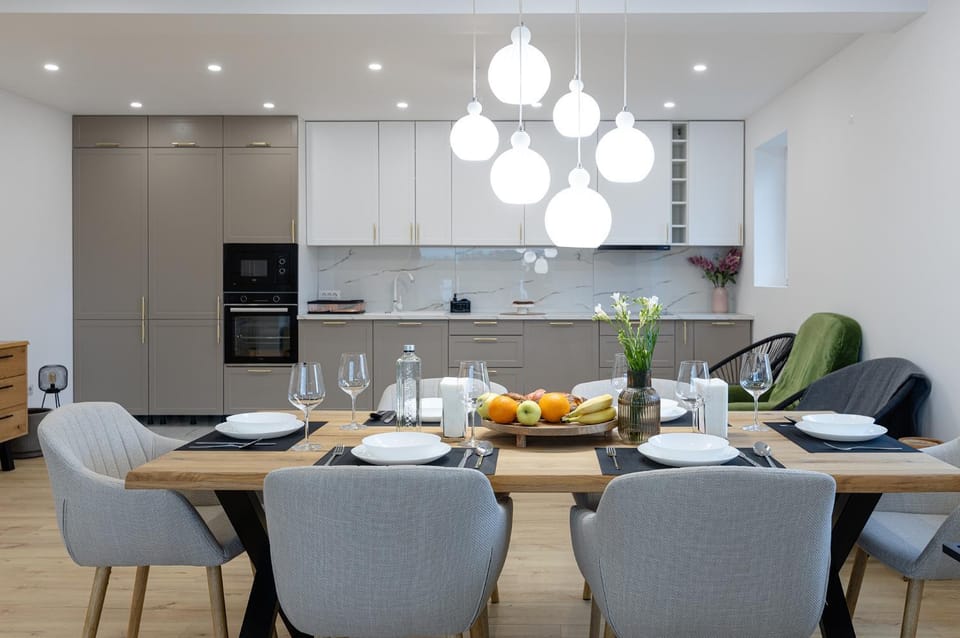 Kitchen or kitchenette, Food and drinks, Dining area, Food