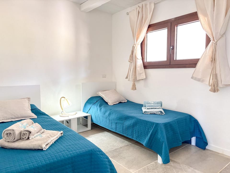 Bedroom, towels, air conditioner