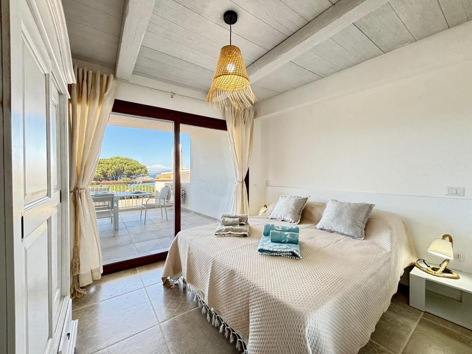 Bed, Bedroom, towels, air conditioner