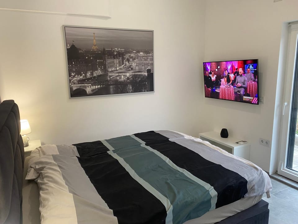 Bed, TV and multimedia, Photo of the whole room, Bedroom