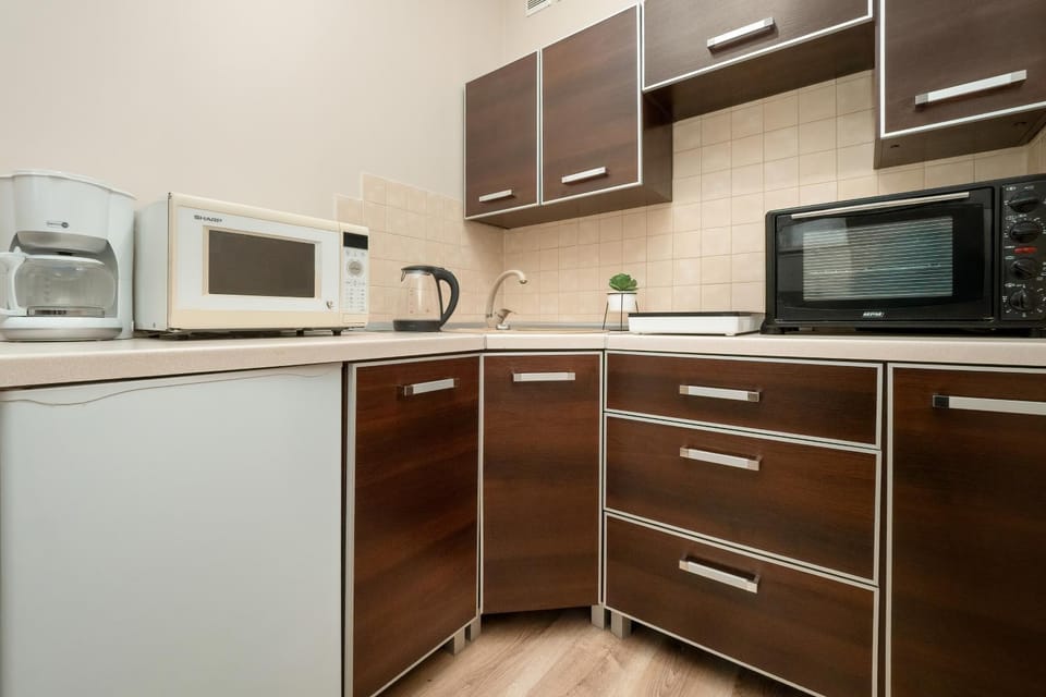 Coffee/tea facilities, Kitchen or kitchenette, stove