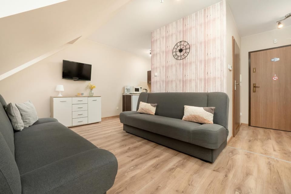 TV and multimedia, Living room, Seating area, Evening entertainment