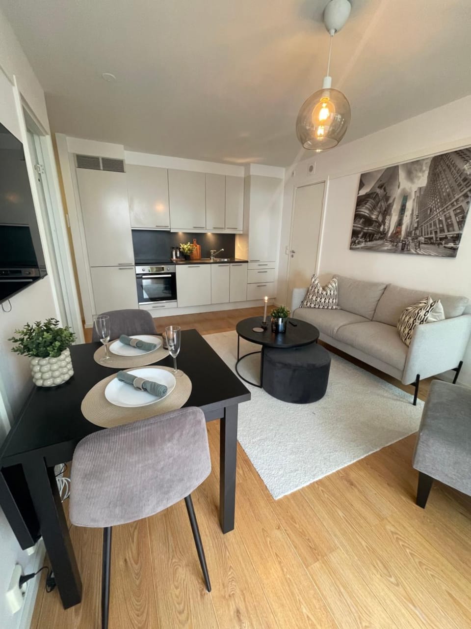 TV and multimedia, Kitchen or kitchenette, Living room, Seating area, Dining area