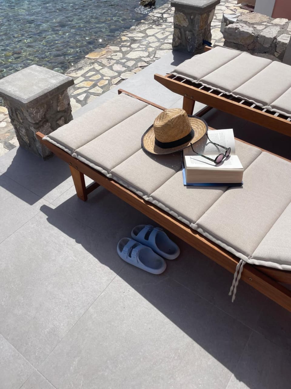 Patio, Day, Natural landscape, View (from property/room), Balcony/Terrace, Seating area, Dining area, Beach, Sea view, sunbed, towels