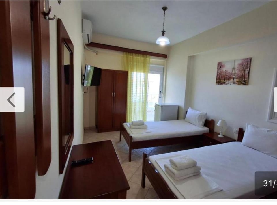 Bed, TV and multimedia, Photo of the whole room, Bedroom, towels, wardrobe