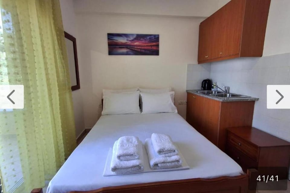 Photo of the whole room, Bedroom, towels