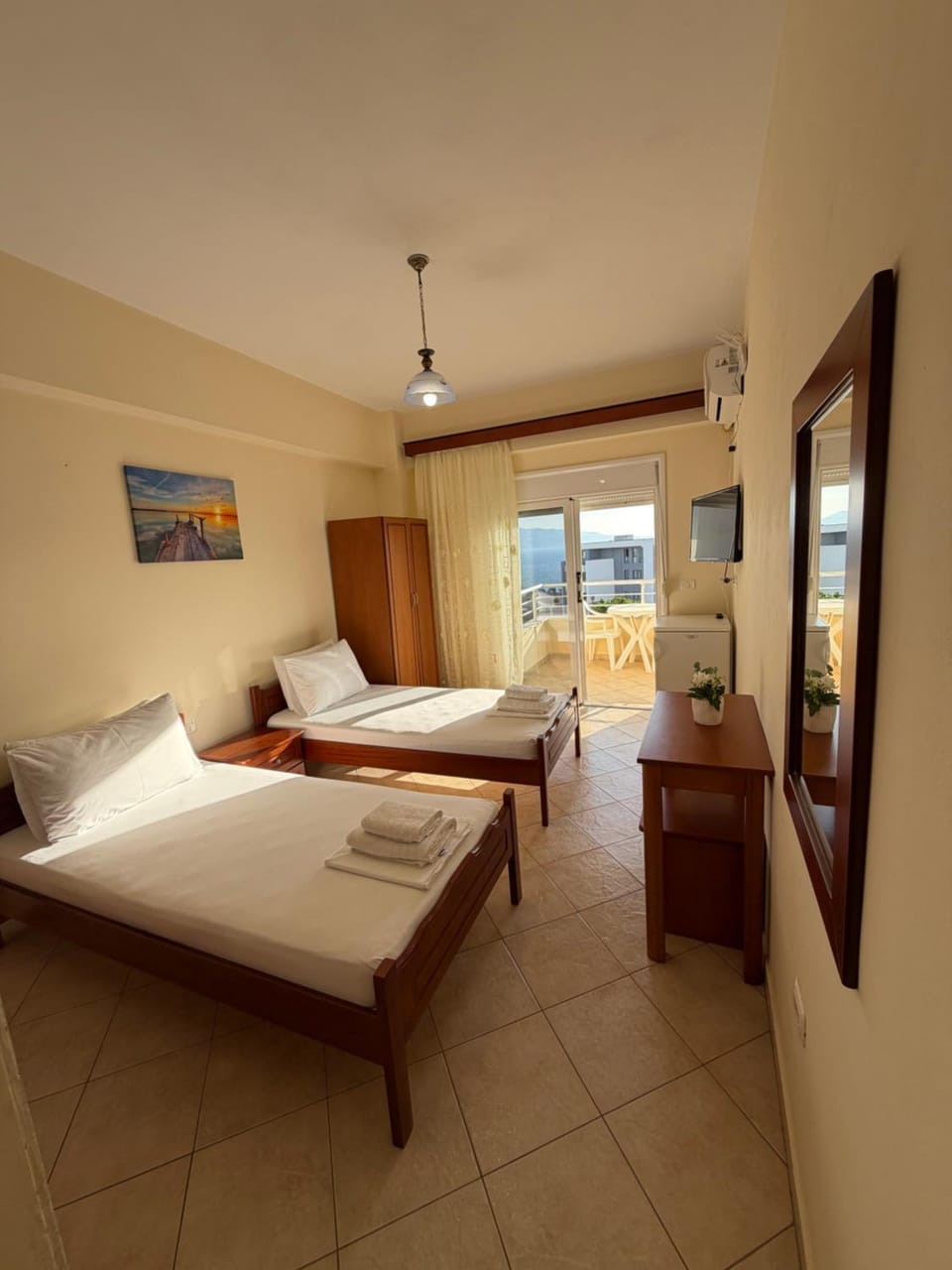 Bed, TV and multimedia, Photo of the whole room, Bedroom