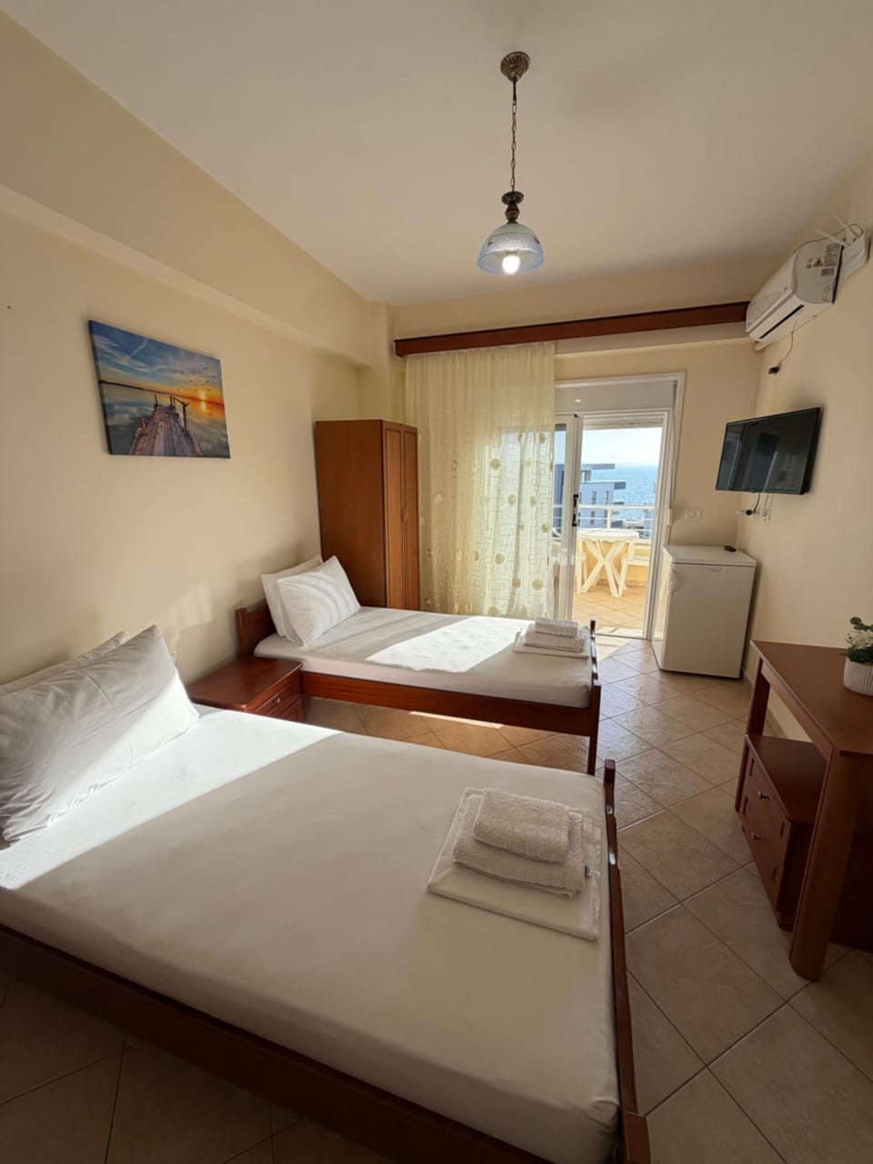 Bed, TV and multimedia, Photo of the whole room, Bedroom, towels, air conditioner