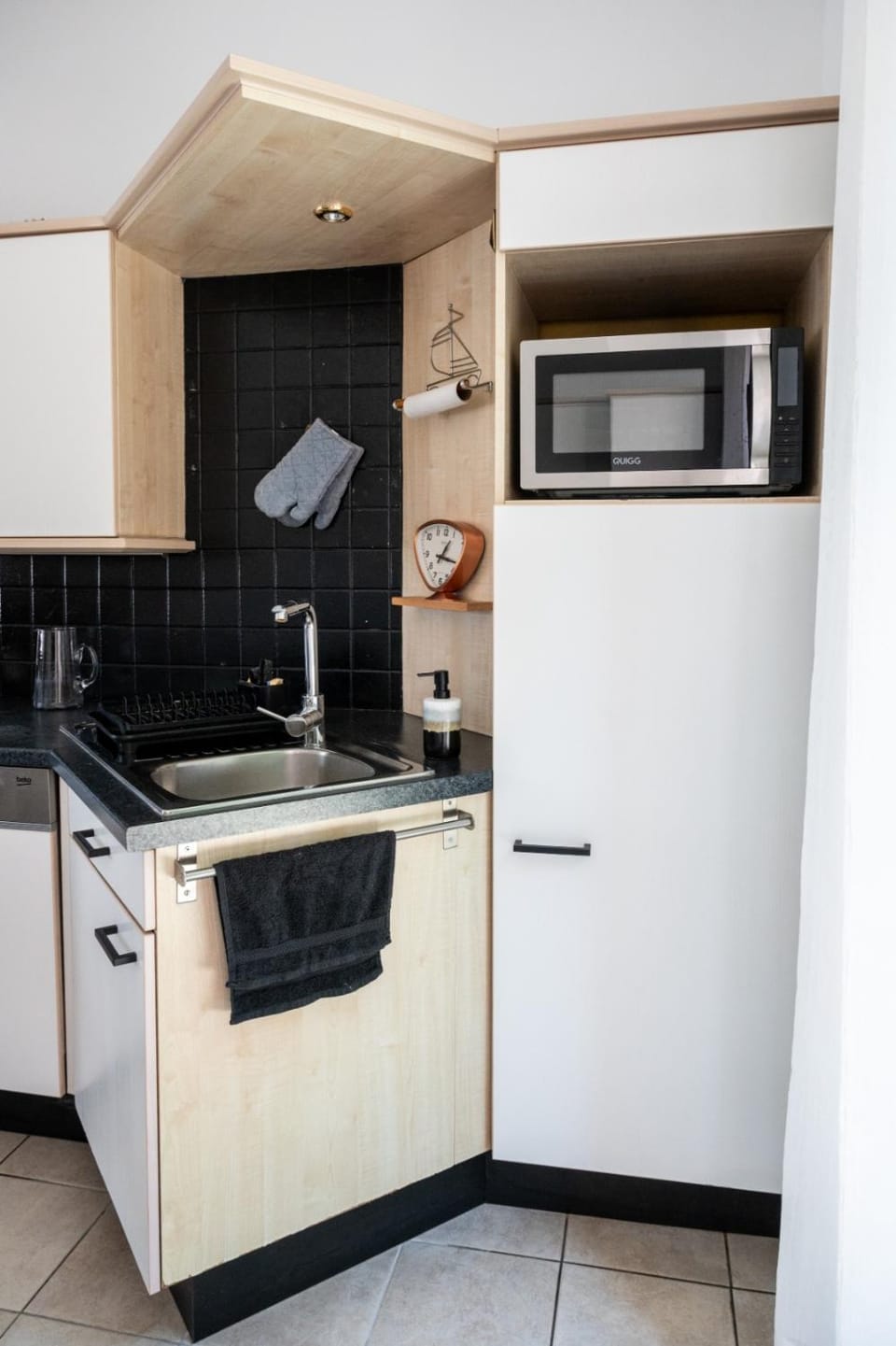 Kitchen or kitchenette, dishwasher, oven, stove