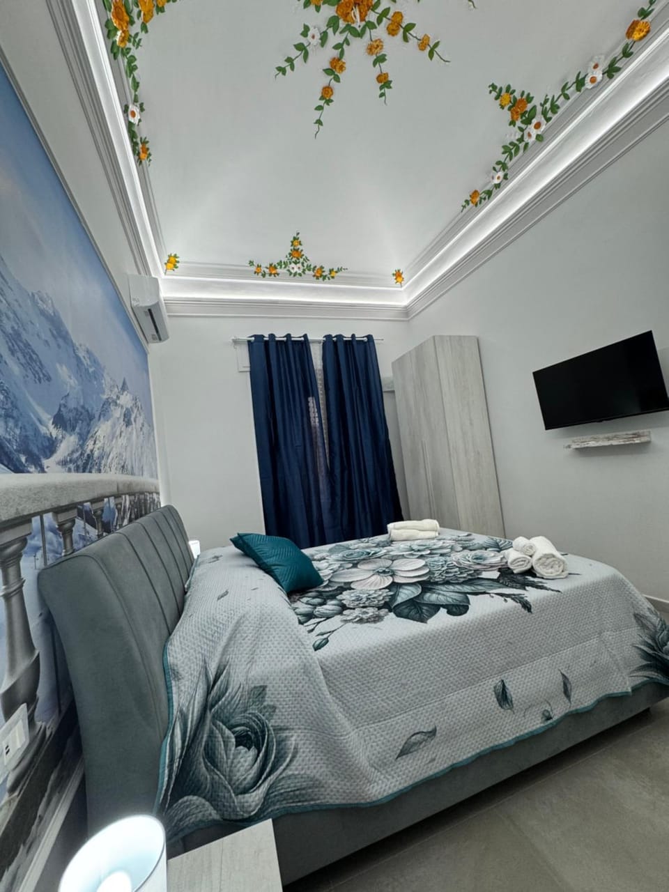 Bed, TV and multimedia, Photo of the whole room, Bedroom, wardrobe, air conditioner, air conditioner