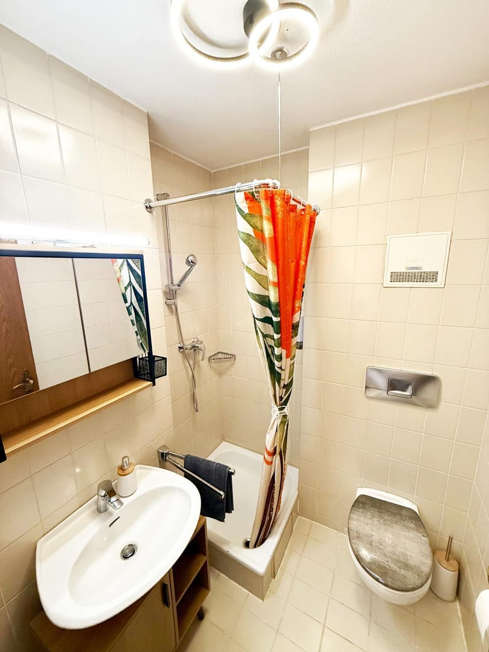 Shower, Toilet, Bathroom, towels