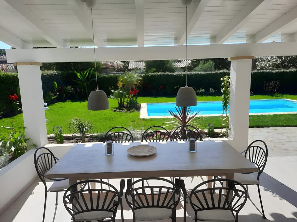 Property building, Balcony/Terrace, Living room, Swimming pool