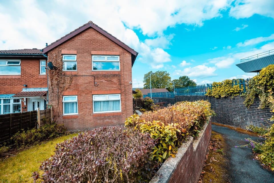 3-Bed City Retreat - Sleeps 8 Garden & Parking House in Salford