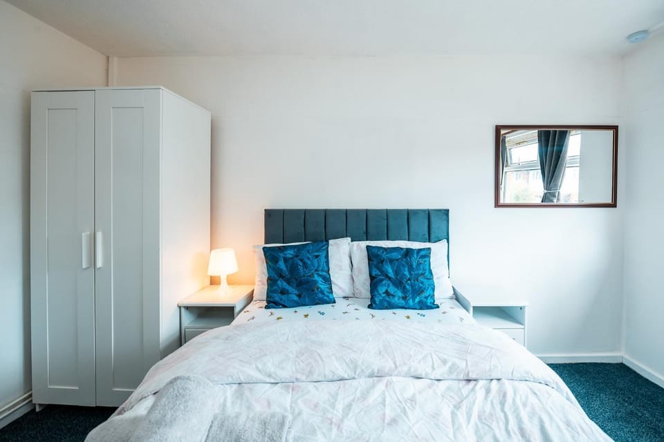 3-Bed City Retreat - Sleeps 8 Garden & Parking House in Salford