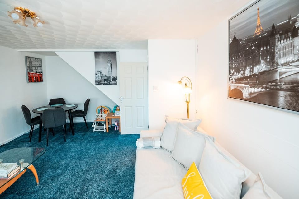 3-Bed City Retreat - Sleeps 8 Garden & Parking House in Salford