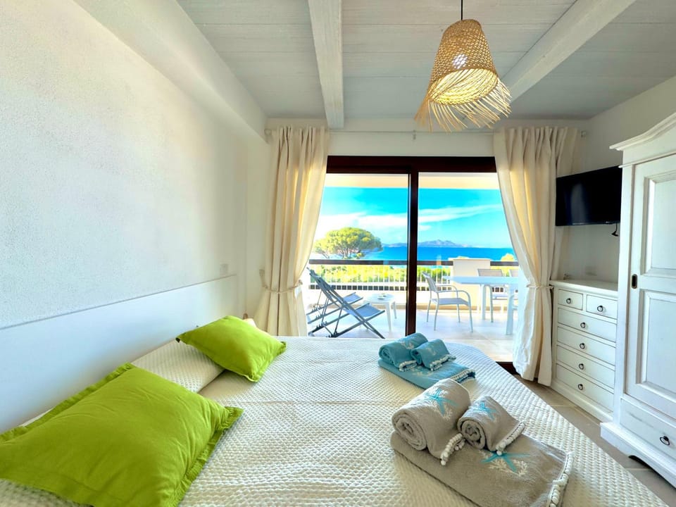 Bed, TV and multimedia, Photo of the whole room, Evening entertainment, Bedroom, Sea view, towels