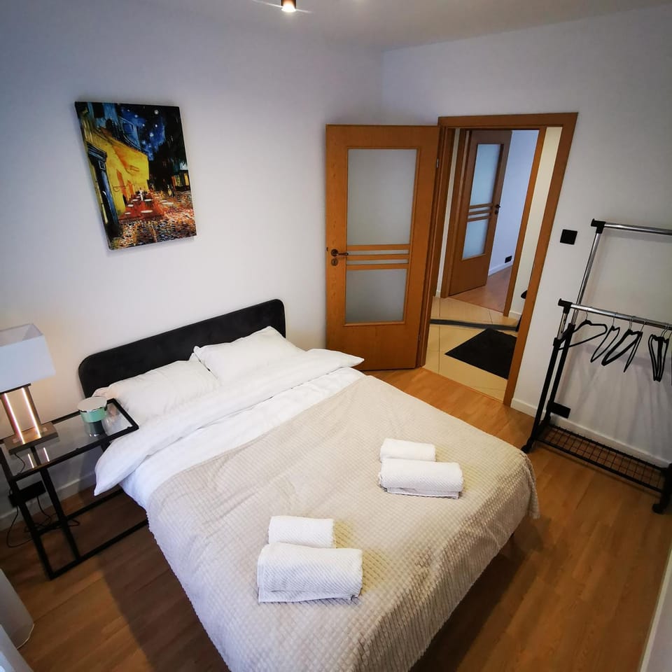 Bed, Bedroom, towels, wardrobe