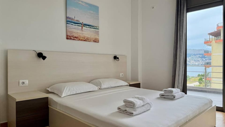 Bed, Photo of the whole room, towels