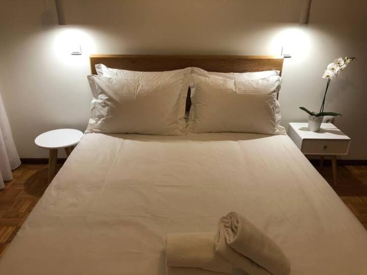 Bed, Bedroom, towels