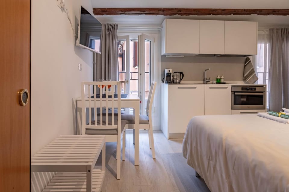 Bed, Kitchen or kitchenette, Living room, Photo of the whole room, Seating area, Dining area, Bedroom, oven, stove