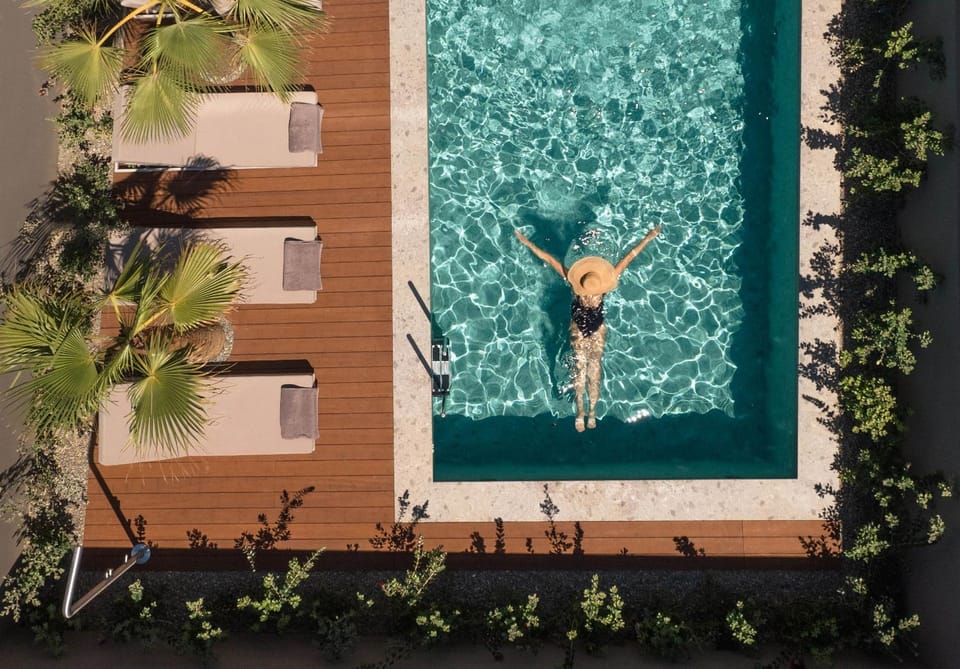 Shower, Garden, Swimming pool, sunbed, towels