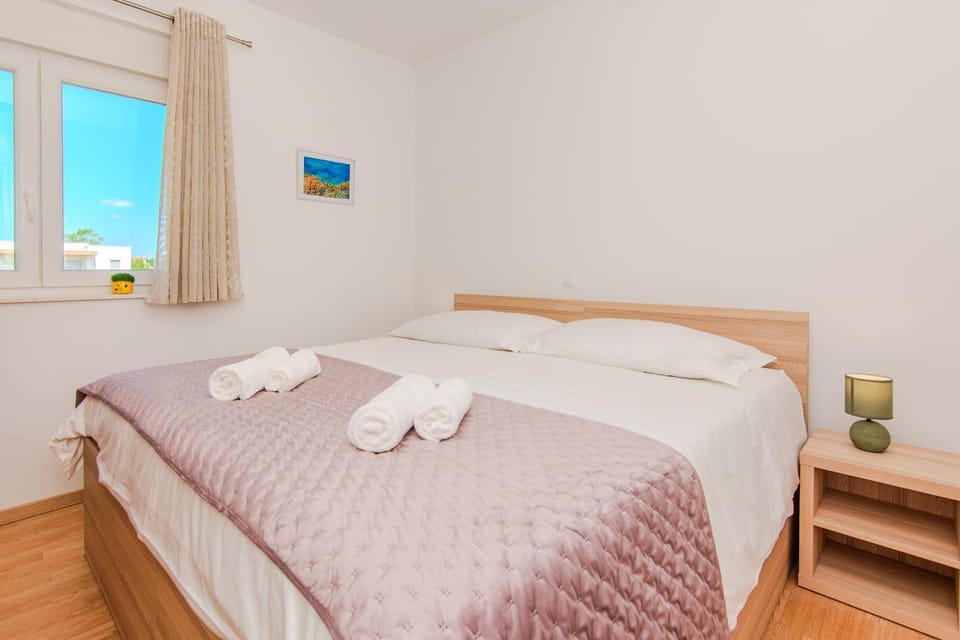 Bed, Bedroom, towels
