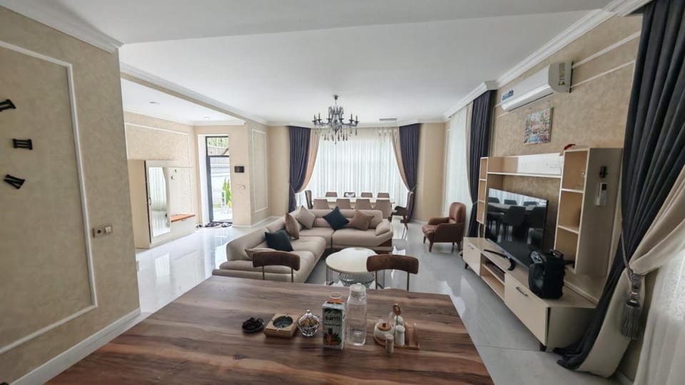 TV and multimedia, Kitchen or kitchenette, Living room, Seating area