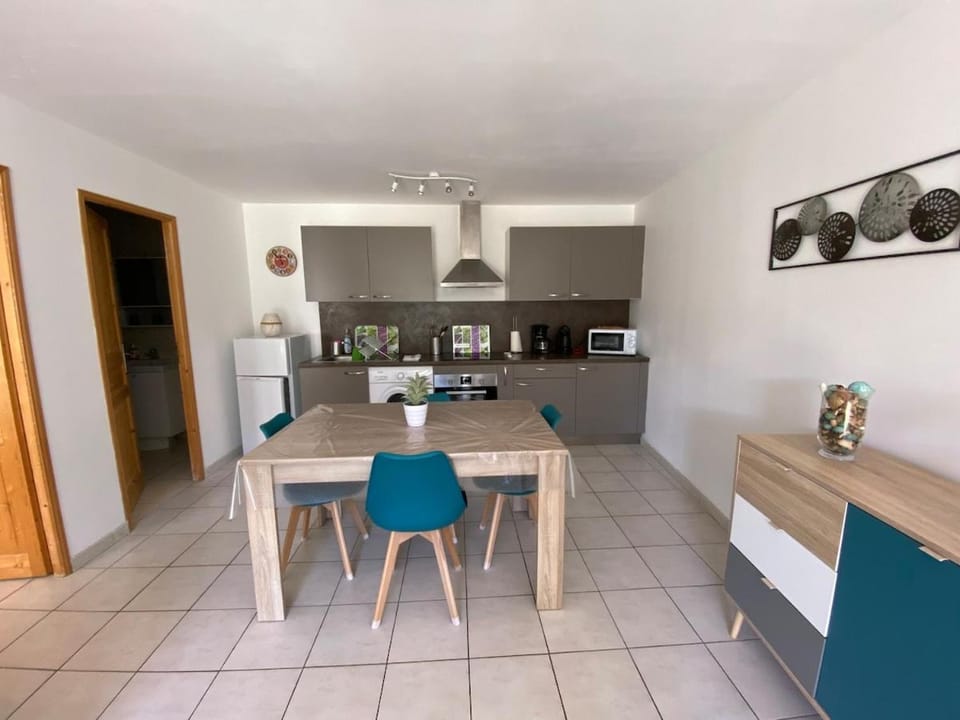 Dining area, oven, toaster