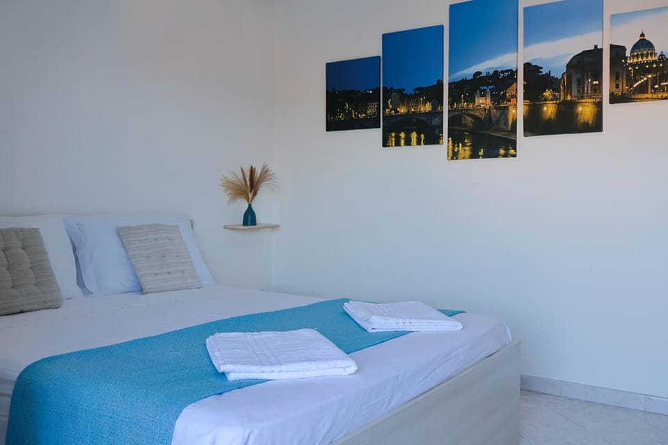 Bed, Photo of the whole room, Bedroom, towels