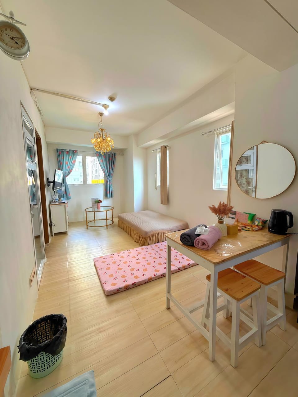Bed, Living room, Photo of the whole room, Seating area, Dining area, minibar