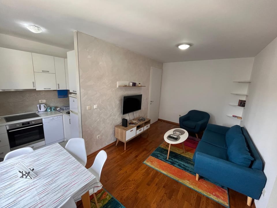Kitchen or kitchenette, Living room, Seating area, Dining area