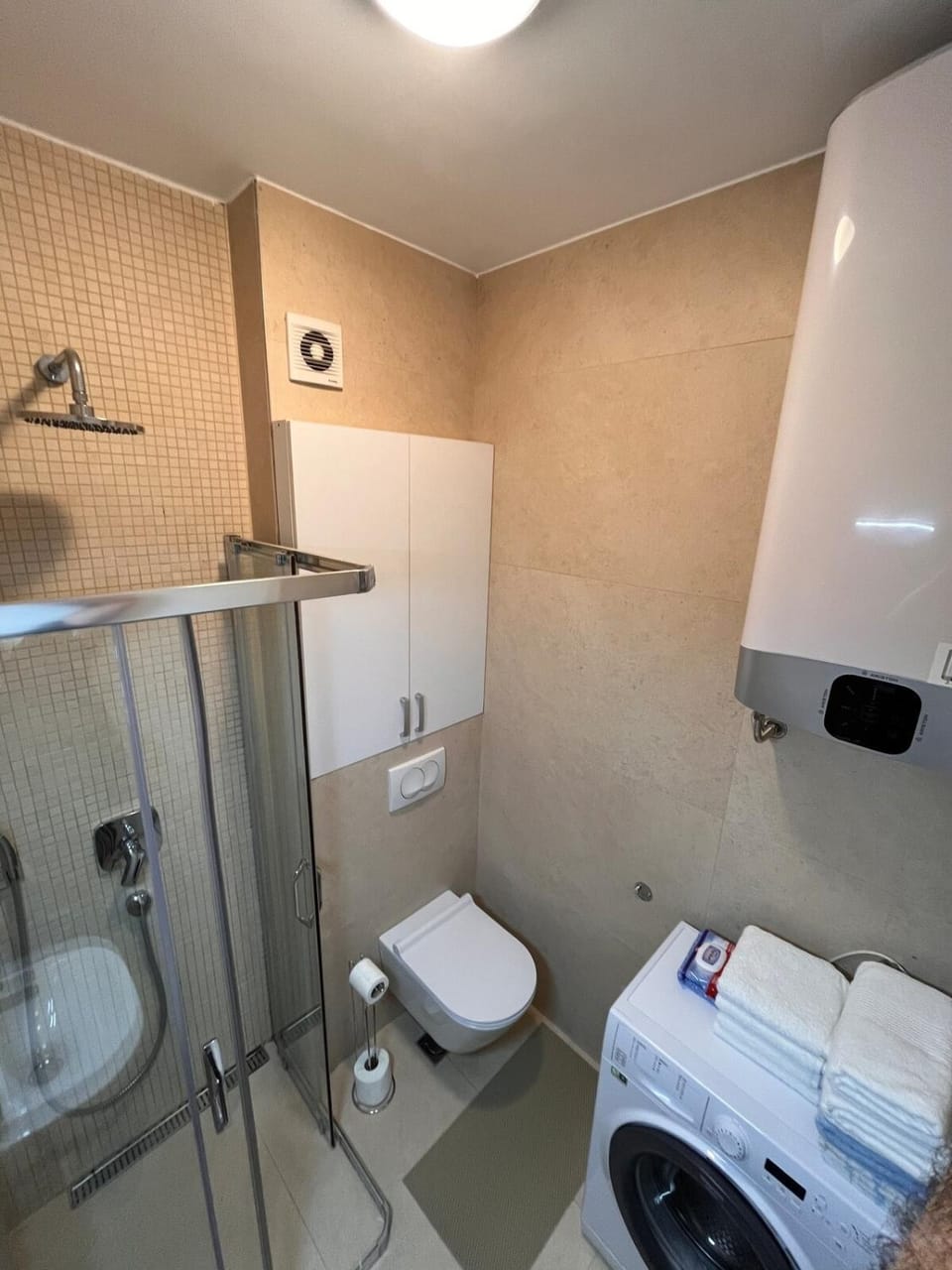 Shower, Toilet, Bathroom, towels, washing machine