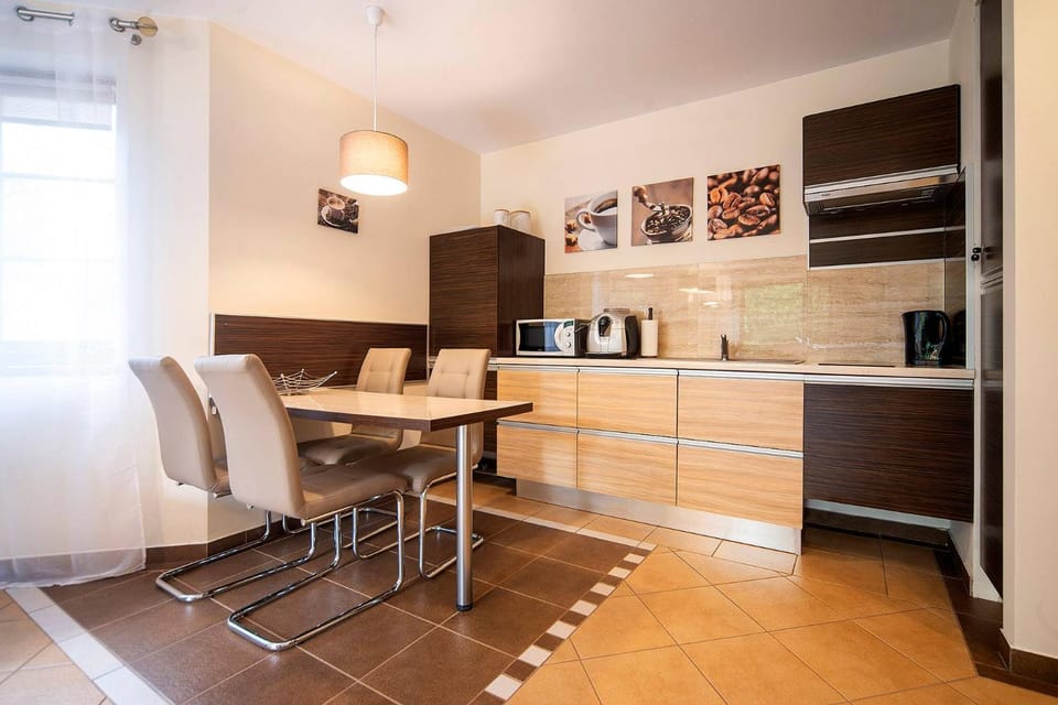 Coffee/tea facilities, Kitchen or kitchenette, Dining area, stove
