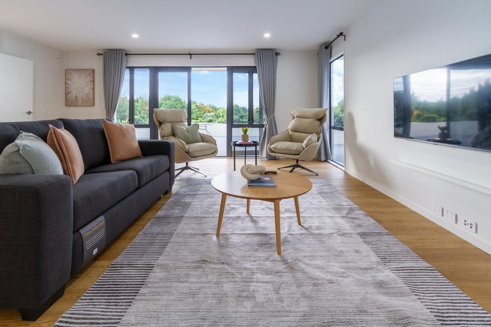 TV and multimedia, Living room, Seating area, Evening entertainment