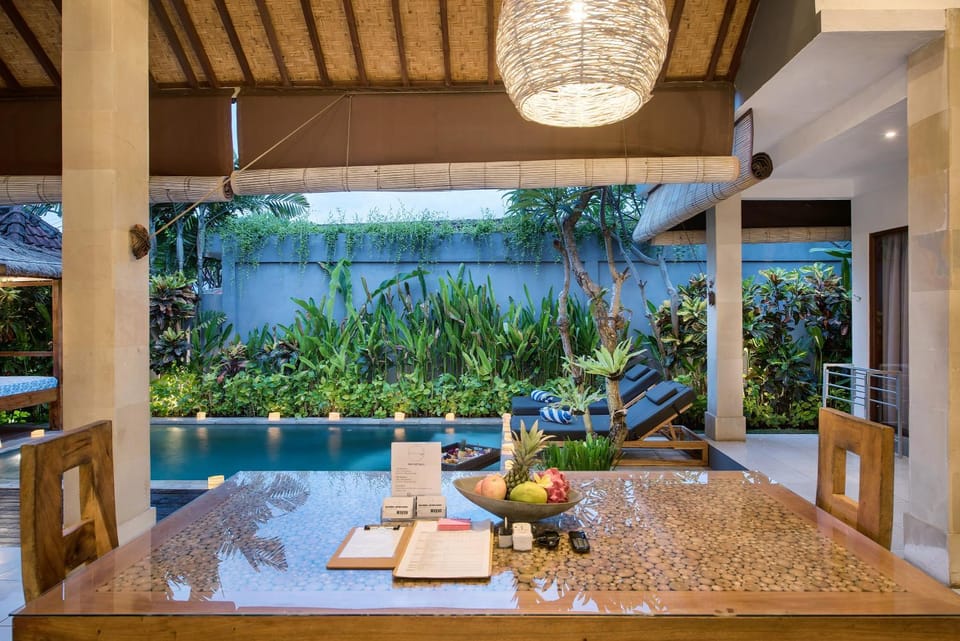 Dining area, Pool view, Swimming pool