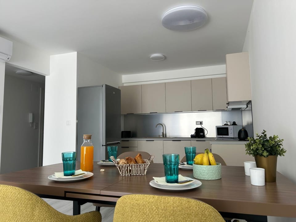 Kitchen or kitchenette, Dining area