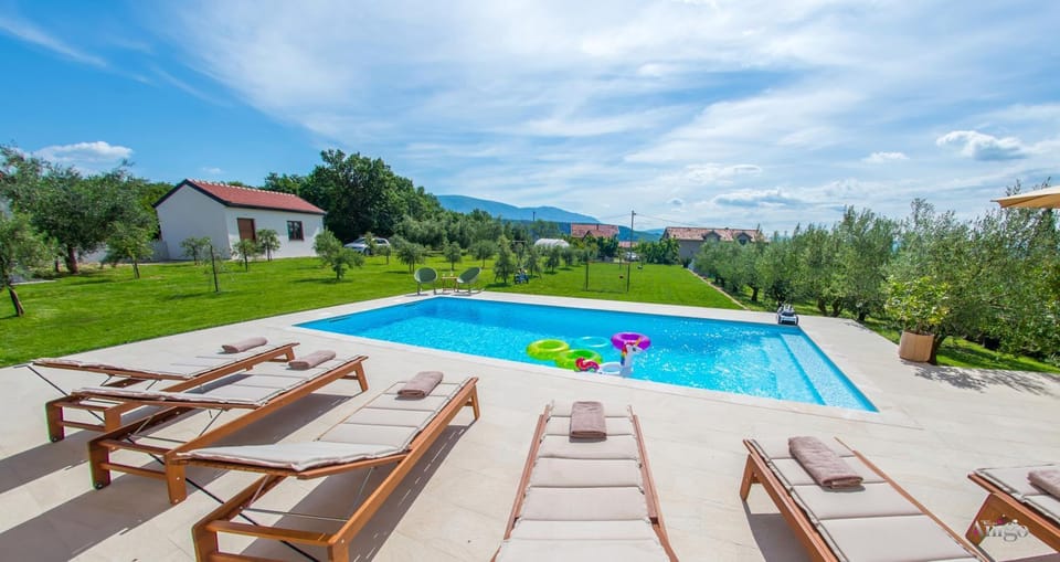 Property building, Patio, Garden, Garden view, Mountain view, Pool view, Swimming pool, sunbed