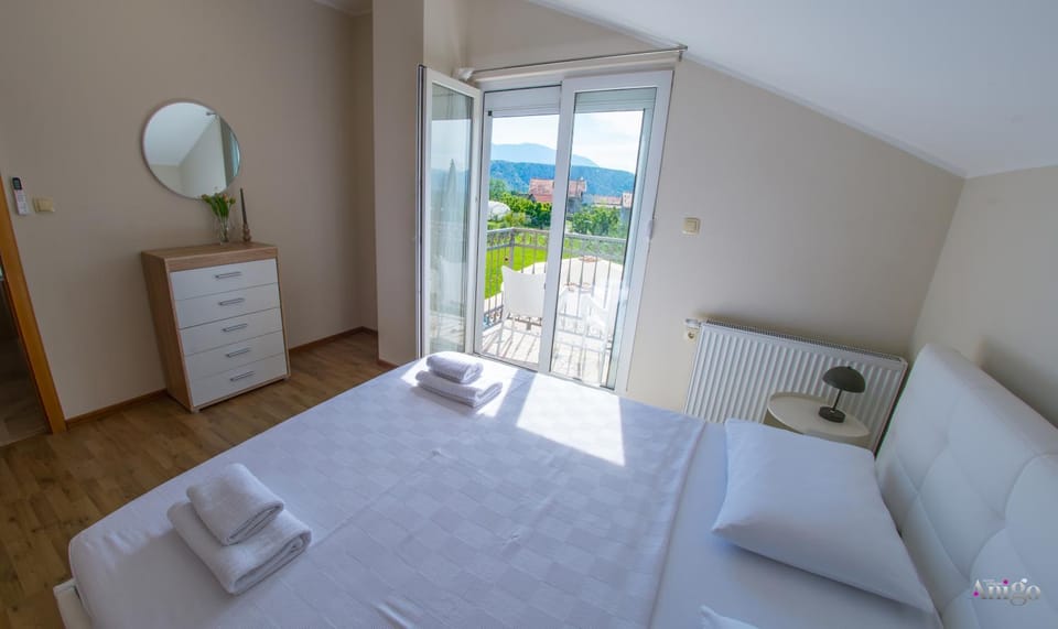 Bed, Bedroom, Mountain view, towels