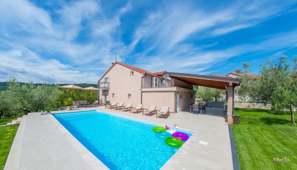 Property building, Patio, Garden, Garden view, Pool view, Swimming pool, sunbed