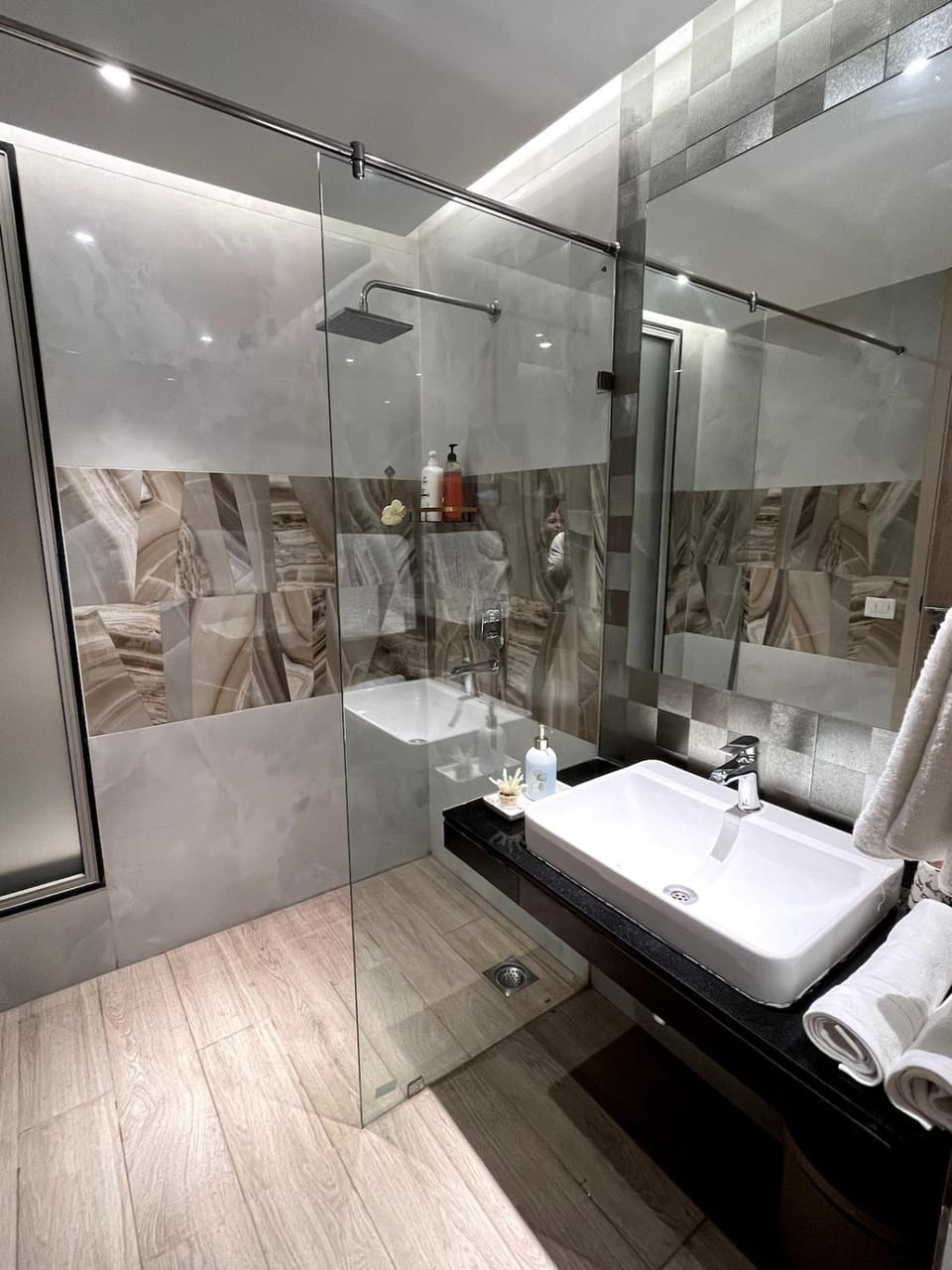 Luxe Jacuzzi Heaven Heights 12th Patio 2 Apartment in Gurugram