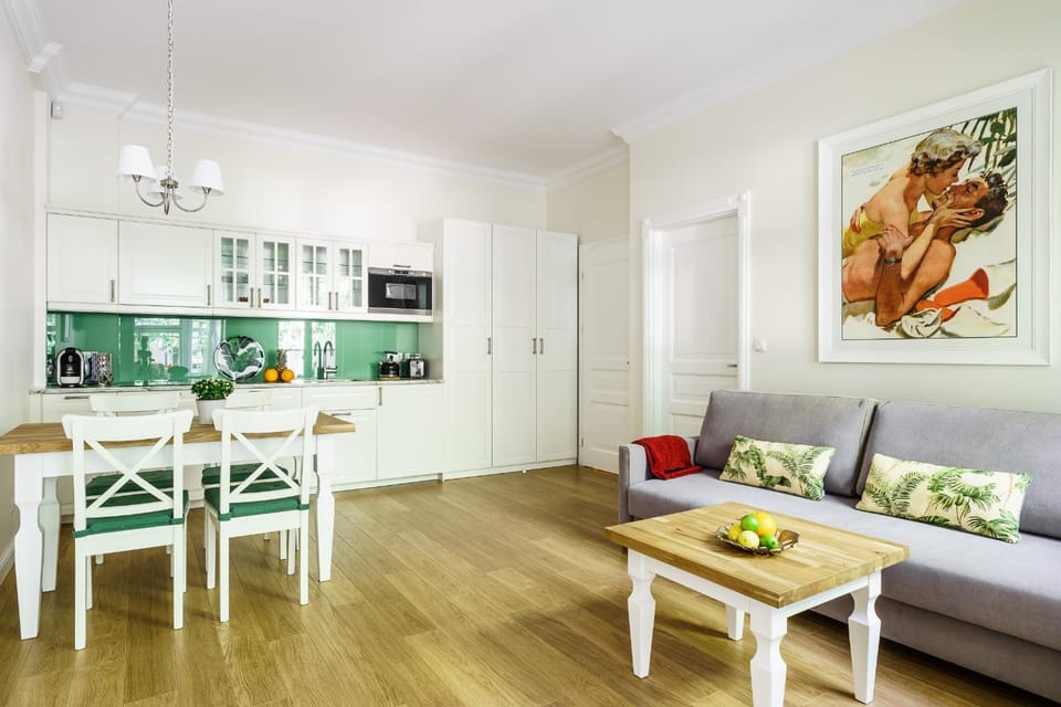 Coffee/tea facilities, Kitchen or kitchenette, Living room, Seating area, Dining area, stove, toaster