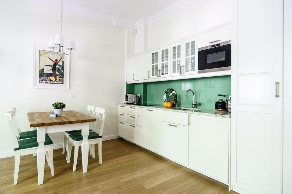 Coffee/tea facilities, Kitchen or kitchenette, Dining area, stove