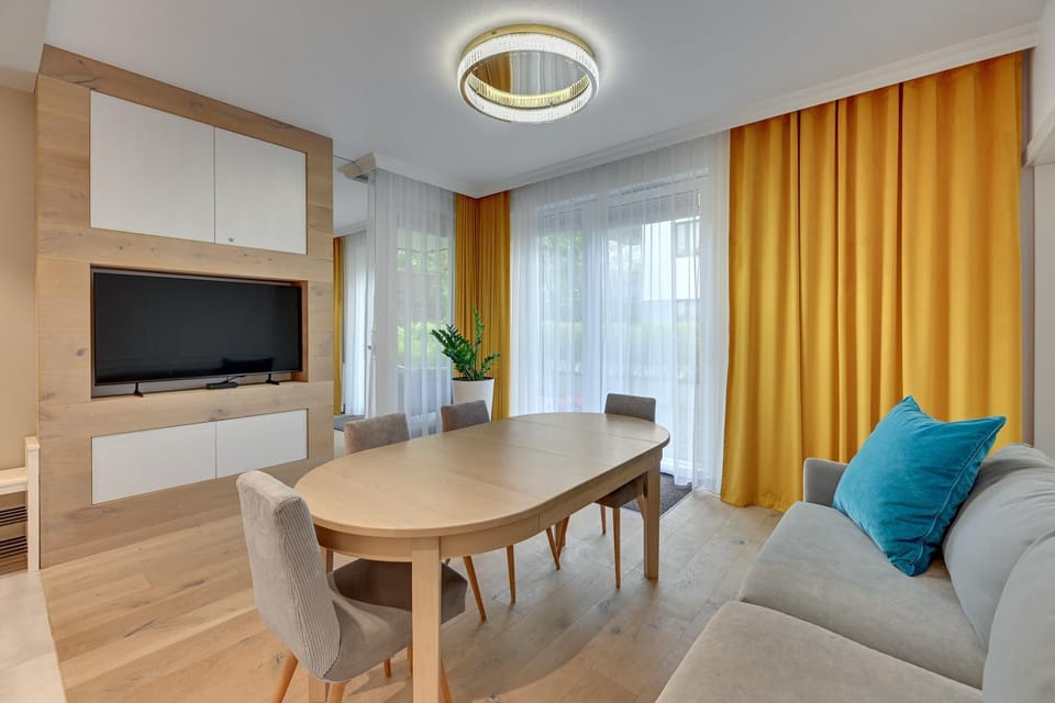 TV and multimedia, Living room, Seating area, Dining area