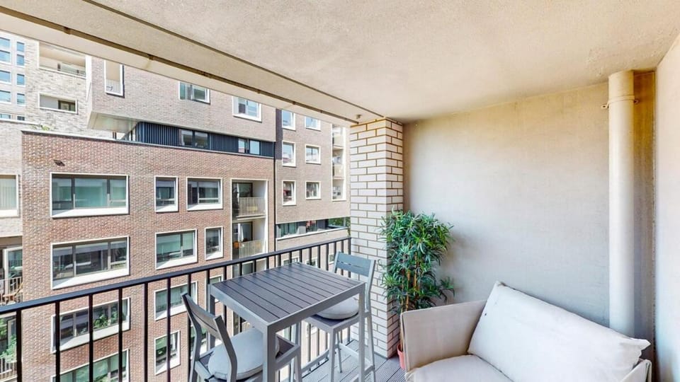 Chic 1 Bed Flat With Balcony Walking Distance to tube Apartment in London Borough of Southwark