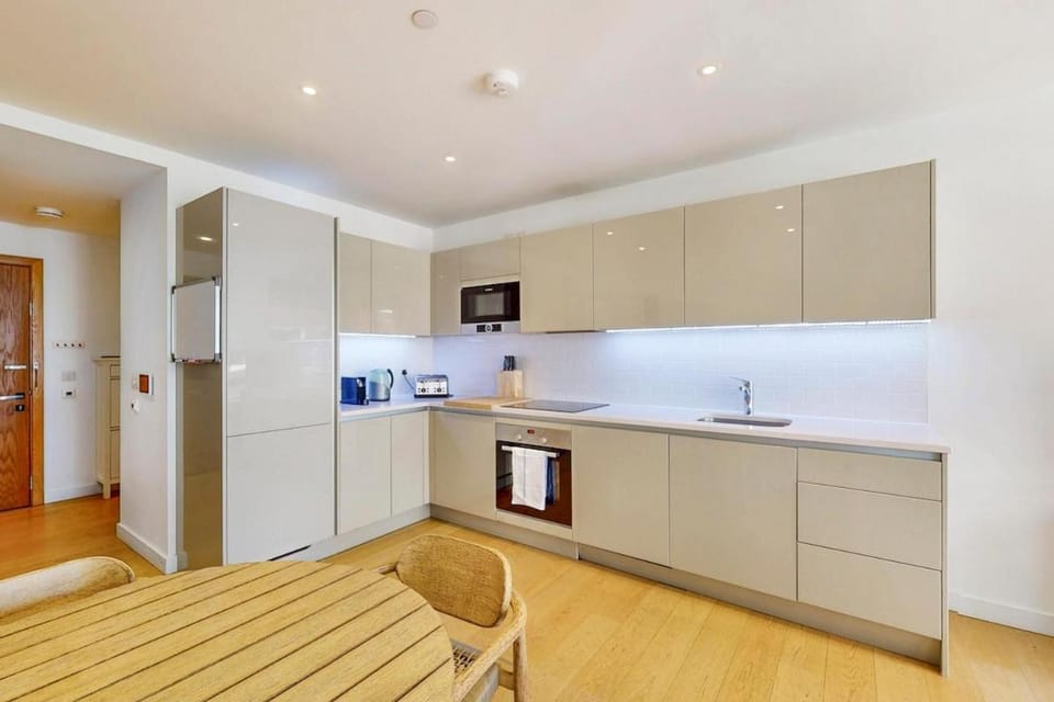 Chic 1 Bed Flat With Balcony Walking Distance to tube Apartment in London Borough of Southwark