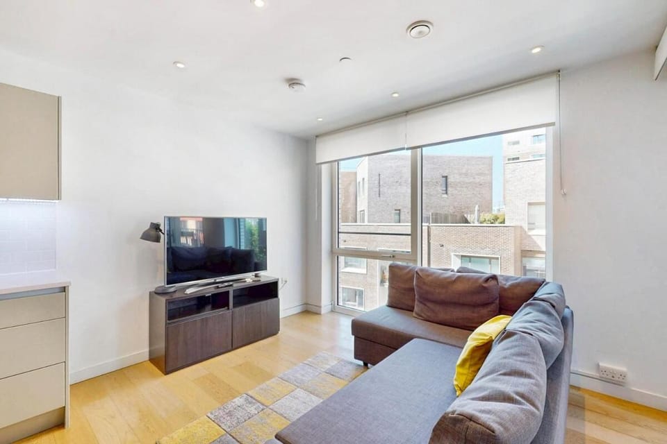 Chic 1 Bed Flat With Balcony Walking Distance to tube Apartment in London Borough of Southwark