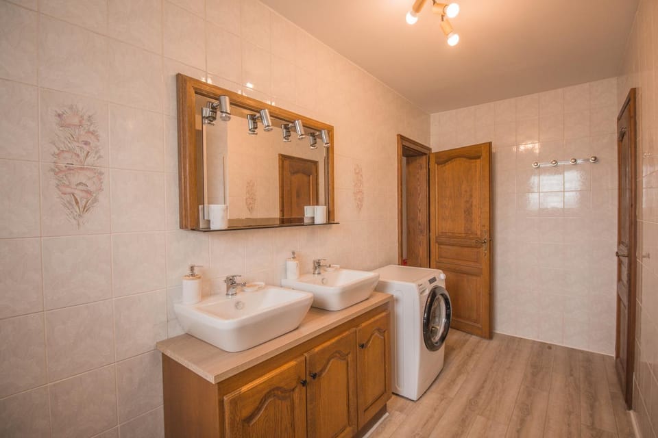 Shower, Toilet, Bathroom, washing machine, dryer
