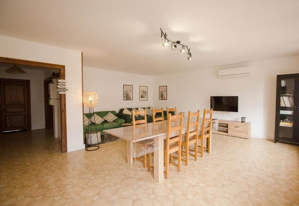 TV and multimedia, Living room, Dining area, air conditioner