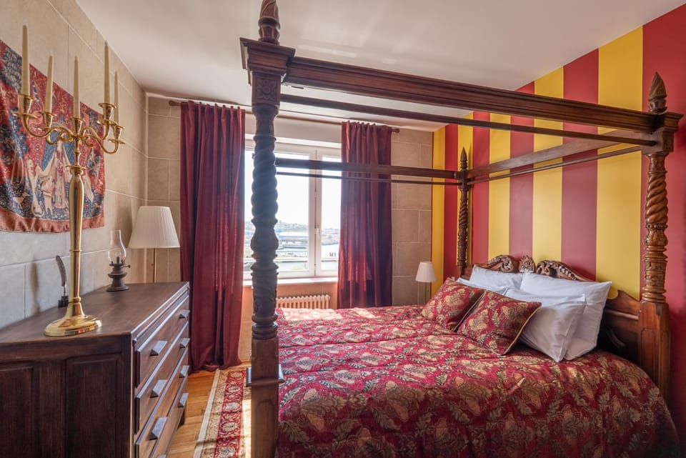 Photo of the whole room, Decorative detail, Decorative detail, Bedroom, towels, towels